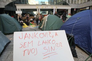 Borzniki so demonstrantom ušli skozi stranska vrata