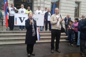Katarina Bajuk pred sodiščem v podporo Janši: Pravica odložena je pravica odrečena