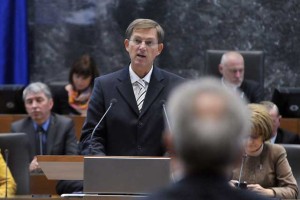 Cerar zunaj območja ugodja: vlada izgublja podporo in legitimnost