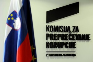 Protikorupcijska komisija opozarja, da županov kršiteljev ni mogoče razrešiti