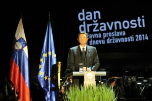 Pahor: Simboli nas morajo povezovati, ne ločevati; poslanci SDS: »Svoboda Janši«