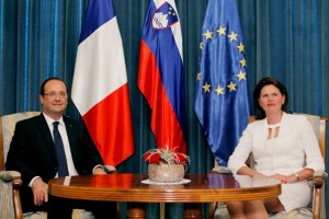Bratuškova v Parizu na investicijski konferenci in s Hollandom