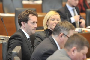 Prepovedano »virantovanje«: Strog nadzor nad poslanci nove koalicije