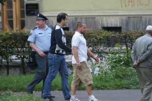 Napad na protestnike pred VS z granitno kocko (FOTO)