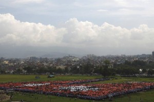 V Nepalu 35.000 ljudi postavilo domnevno največjo "človeško zastavo"