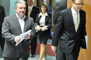 SDS vztraja na torkovi seji DZ in uveljavitvi fiskalnega pravila z letom 2015