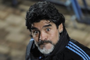 Razkurjeni Maradona je fotografa brcnil v mednožje