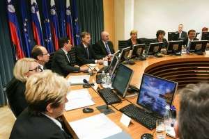 Anketa: Cerarjevi vladi negativna ocena