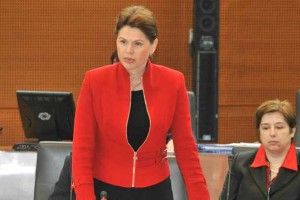 Bratuškova bi uveljavitev fiskalnega pravila še prestavila - leto 2015 ji je prezgodaj
