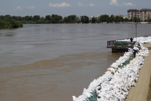 V Srbiji po mirni noči čakajo nove poplave, v BiH težava plazovi in odpadki