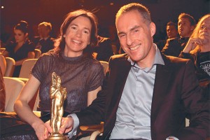 Čestitka sodnici Klajnškovi kar na oglasni deski okrajnega sodišča