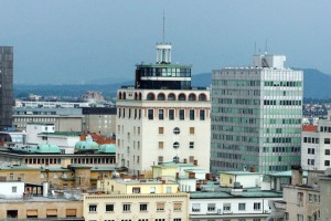 Moški z ljubljanskega Nebotičnika padel na avtobus