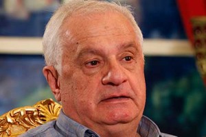 Kako je »srbski Džems Bond« z lažnimi dokumenti rušil Janeza Janšo
