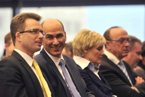 V SDS pričakujejo oprostilno sodbo za Janšo
