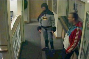 Britanski Batman, ki je policistom pripeljal zločinca, se je razkril