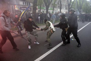 Separatisti v Donecku s kiji in noži napadli prokijevske protestnike