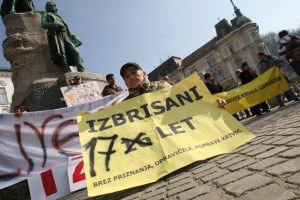 Izbrisani zavračajo zadnjo ponudbo države; po odškodnino gredo na evropsko sodišče