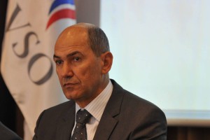 Neuradno: Ustavni sodniki so Janši vrnili poslanski mandat