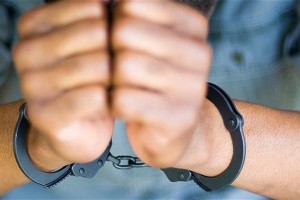 Drzen pobeg z ljubljanskega sodišča: obsojenec prisotne zaklenil v dvorano in izginil