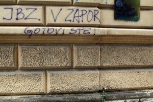 Gotovi ste! Sramota! - vandali so se znesli nad spominsko ploščo JBTZ
