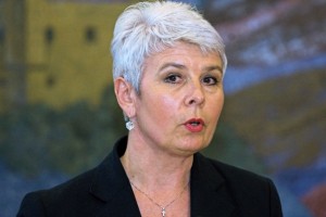 Kosorjeva navdušena, da je v nagradni igri dobila brisačo