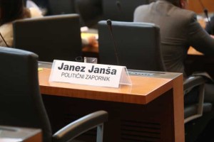 Namesto Janše v DZ le napis: "Janez Janša, politični zapornik"