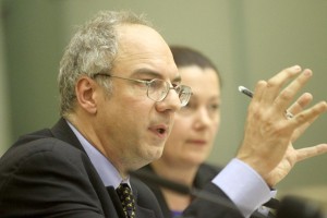 IMF: Ni normalno, da banka upravlja s trgovsko verigo, s pivovarno, s časopisom