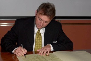 Čudežni deček tranzicije Leonardo F. Peklar po novem predava Muslimanom