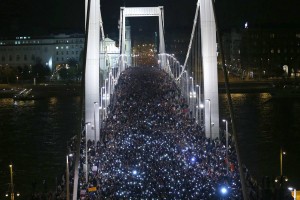 Madžarska po odmevnih protestih umika sporni internetni davek