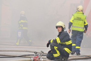 Gasilec je v Kranju ujel roparja, ki je žensko zrušil in ji ukradel denarnico