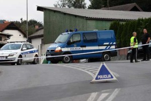 Umrl je v petek ustreljeni policist