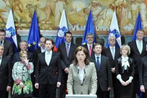 Raziskava: 76 odstotkov Slovencev prepričanih o skorumpiranosti vlade