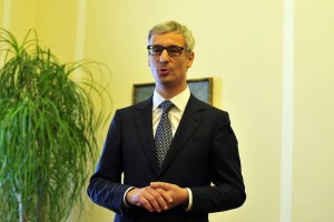 Bratuškova proti Pikalu: Ministra obtožujejo nedostojne manipulacije z dejstvi