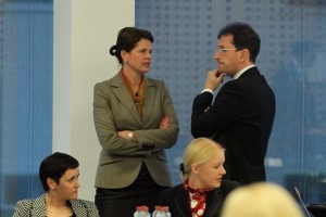 Bratuškova: »V igri« tako krizni davek kot dvig davka na dodano vrednost