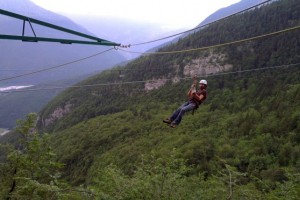V bovškem Zip line parku adrenalinska vožnja 200 metrov nad tlemi