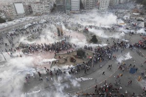 V Carigradu policija spet s solzilcem in vodnimi topovi nad demonstrante