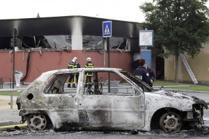 V francoskem Amiensu razjarjena mladina razbija, požiga, krade