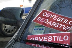 Sredi postopka poškodoval mariborskega mestnega redarja