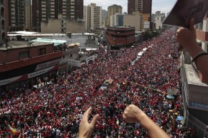 Solze za Chavezom; tisoči pospremili krsto po ulicah Caracasa