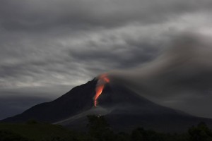 Na tisoče Indonezijcev beži pred vulkanom