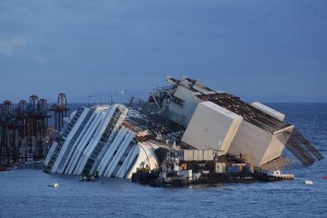 Danes naj bi dvignili nasedlo križarko Costa Concordia