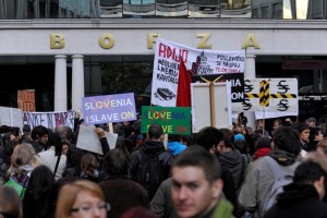 Protestniki so utaborjeni pred ljubljansko borzo