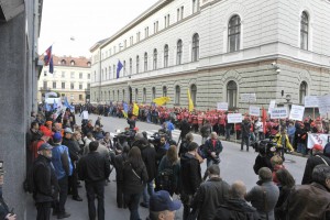 "Po privatizaciji bodo vlado v Bruslju veliki fantje potrepljali po rami in rekli: 'Pridni.'".
