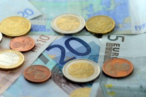 Anketa: Manj kot petina Slovencev podpira dvig DDV