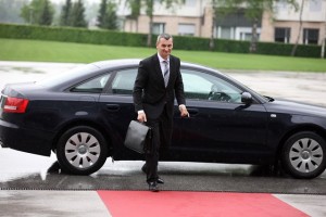 Bratuškova: Minister Omerzel bo moral pojasniti določene zadeve