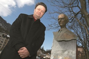 Občina Zagorje s pritožbo proti odločitvi sodišča o odstranitvi Drnovškovega kipa