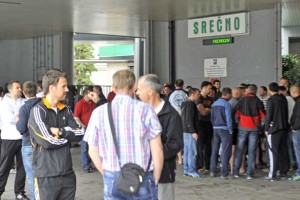 1400 stavkajočih rudarjev pred velenjskim premogovnikom