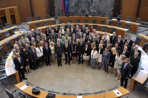 Politično kompromitirani v vlado: Kako dolgo se bo Cerar obdržal na oblasti?