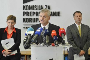 KPK vlado poziva k umiku tajnosti z vladne seje o kandidatih za komisarja