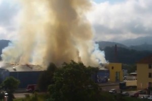 V Celju gorijo skladiščni prostori Alpeksa